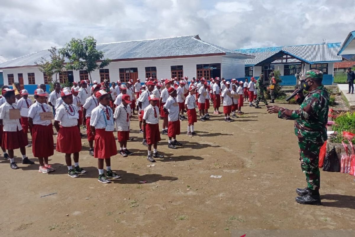 Babinsa Koramil Moanemani latih baris berbaris siswa SMPN 1 Kamuu Dogiyai