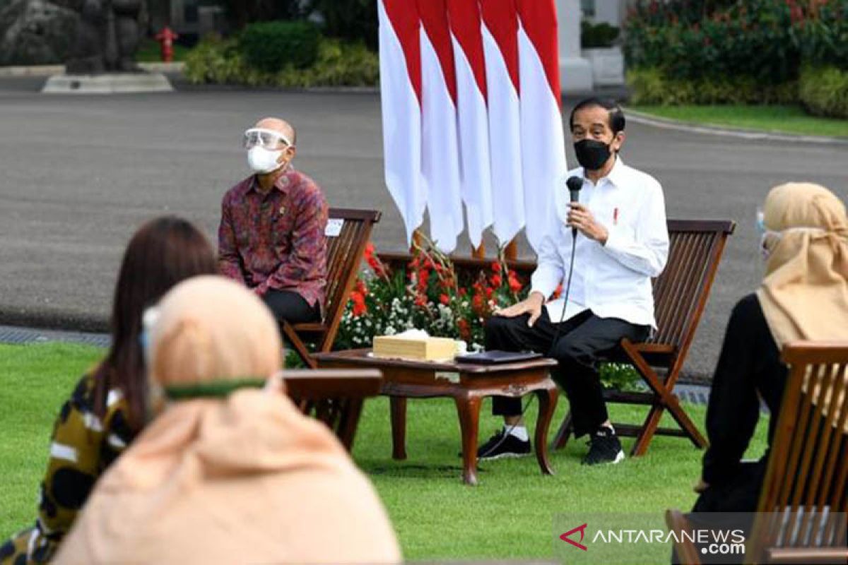 Presiden Jokowi serahkan Banpres Produktif Usaha Mikro
