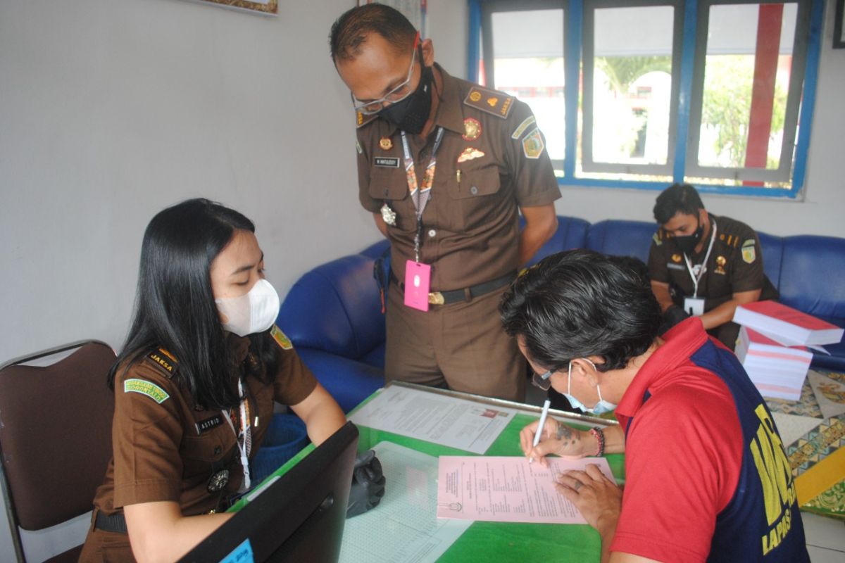 Kejari Karangasem terima pelimpahan lima tersangka korupsi bedah rumah