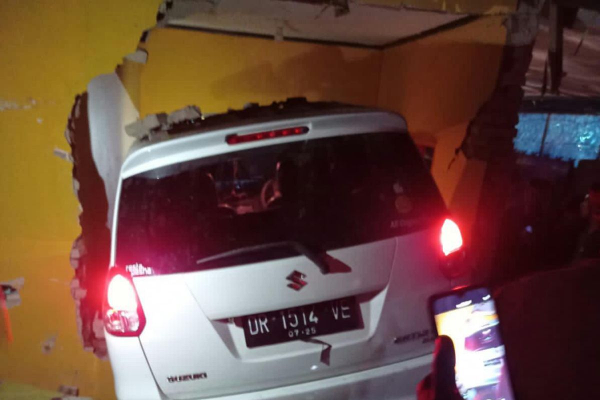Mobil tabrak rumah warga di Praya, pemilik rumah terjepit