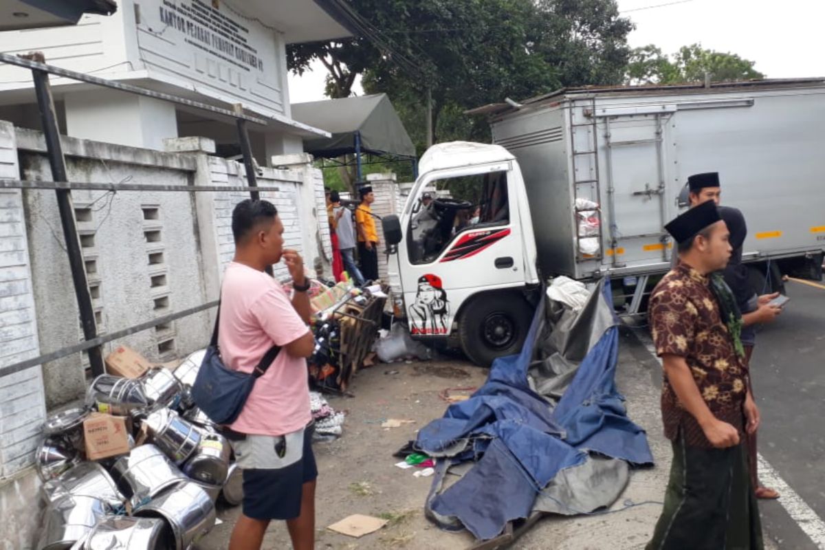 Satu tewas, tabrakan sepeda motor vs truk boks di jalan raya Batukliang