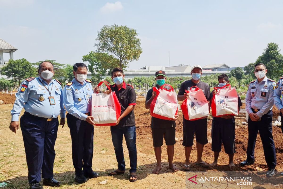 Lapas Cibinong bagikan paket sembako kepada warga terdampak pandemi COVID-19