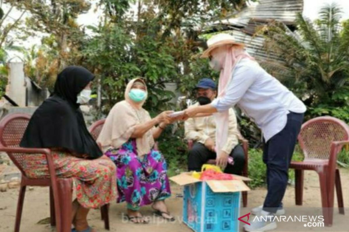 Gubernur dan istri ringankan beban Ibu Guru Acit yang rumahnya terbakar