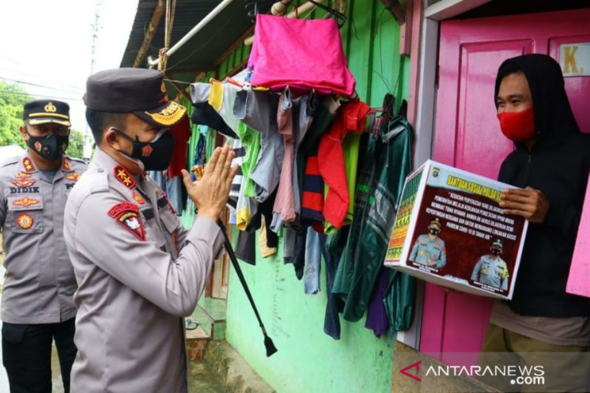 Menapaki pintu ke pintu selamatkan warga Kendari saat pandemi