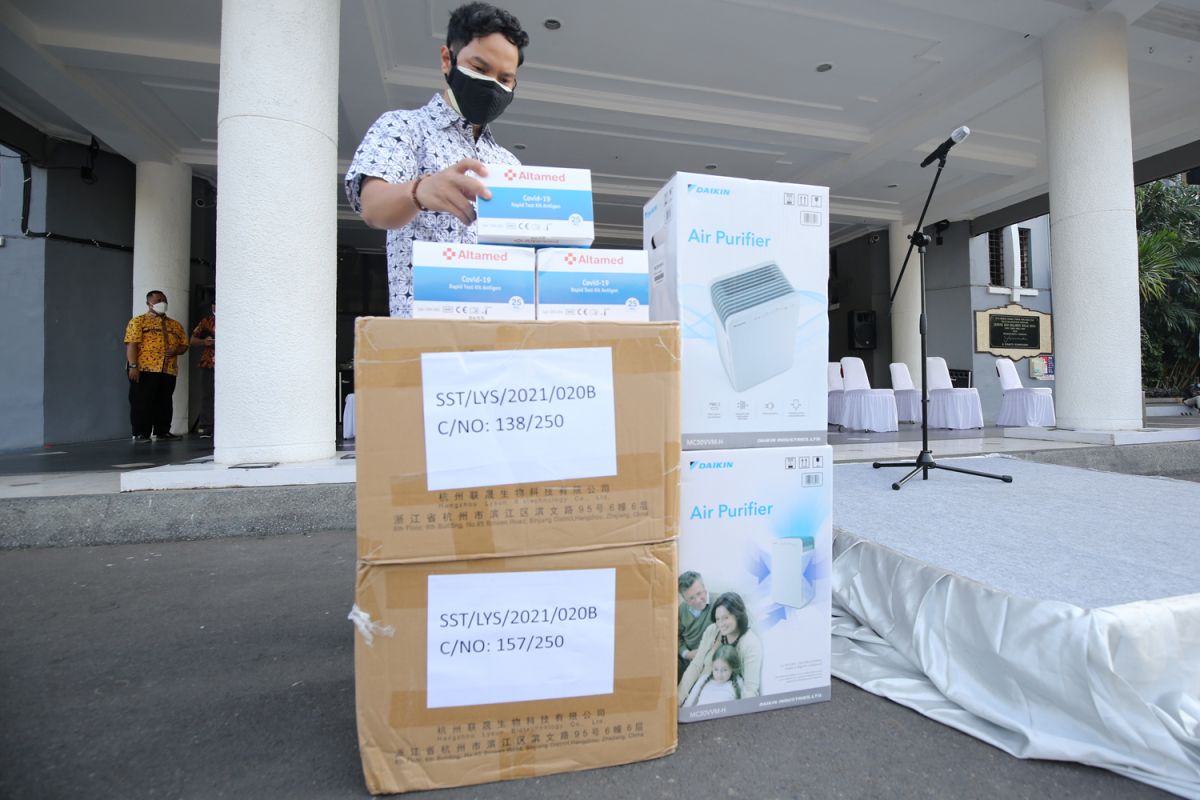 Bank Jatim sumbang 5.000 alat antigen untuk penanganan COVID-19 di Surabaya