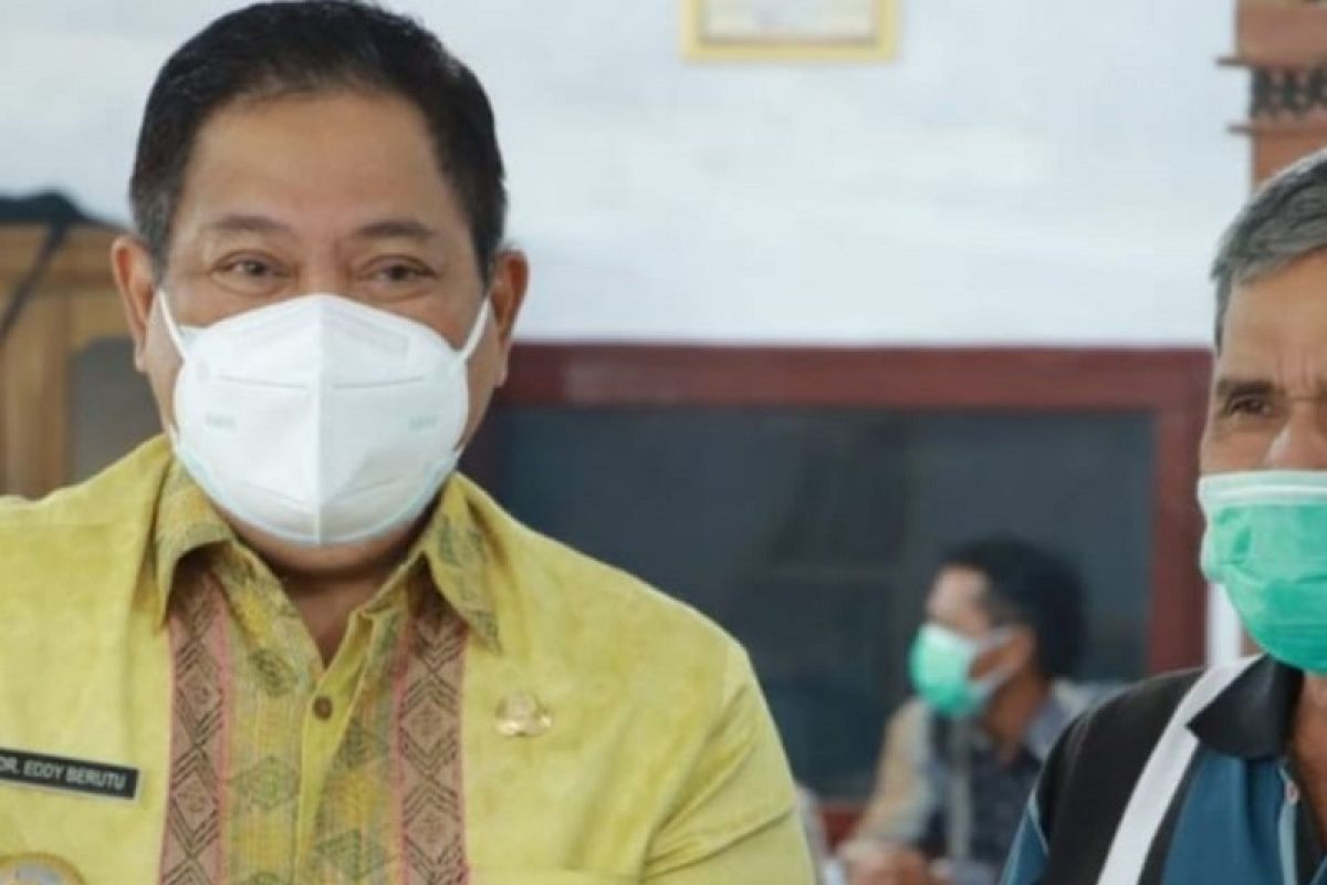 Bupati Dairi bagikan bantuan beras PPKM dan BST kepada 276 warga Hutaimbaru