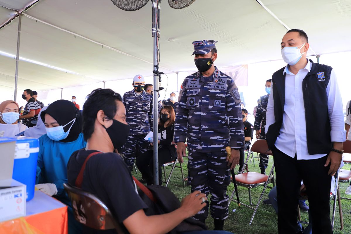 Vaksinasi massal di dua lokasi Kota Surabaya capai target