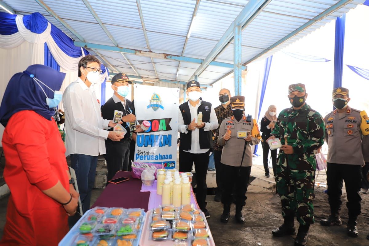 Susanti Megah bagikan 1.000 paket sembako kepada warga Surabaya