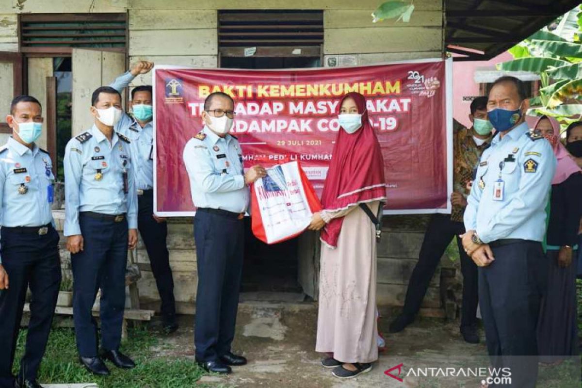 Pejabat Palembang gencar turun ke permukiman bagikan bansos