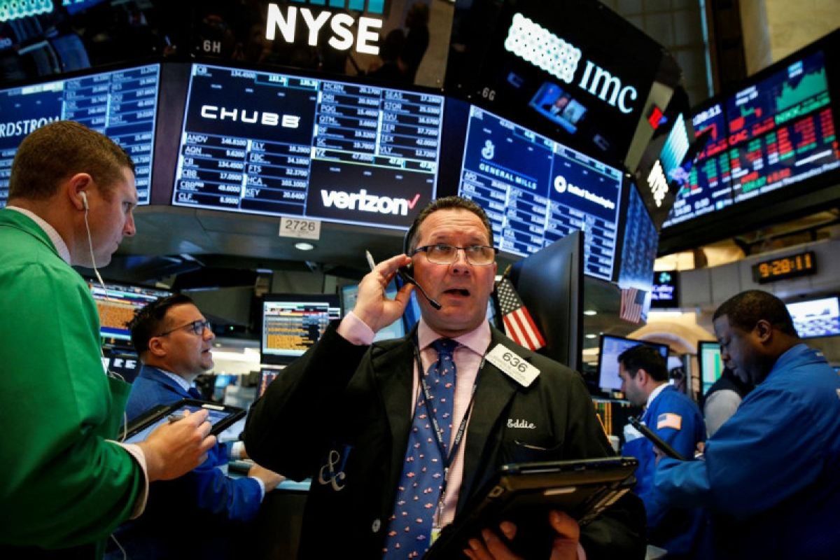 Wall Street dibuka turun karena dampak kebangkitan COVID-19