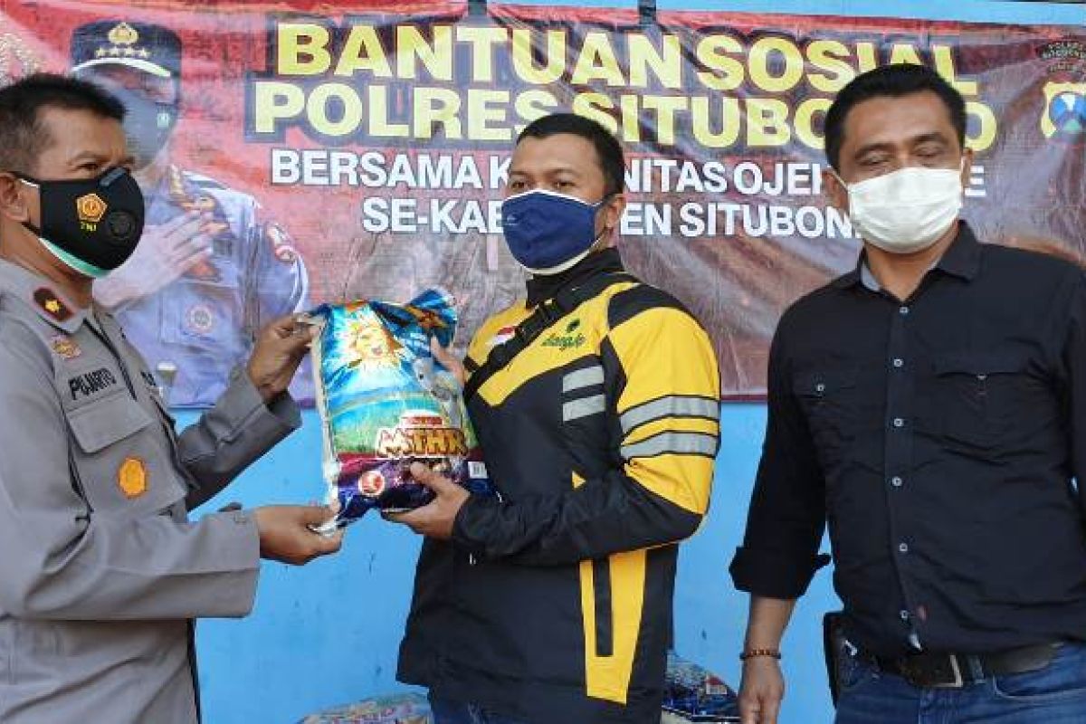 Polres Situbondo berikan paket sembako dan suntik vaksin untuk pengemudi ojol