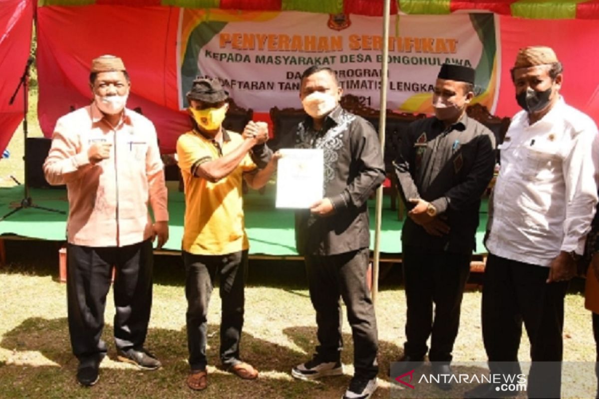 Wabup Gorontalo serahkan sertifikat tanah gratis di Bongomeme
