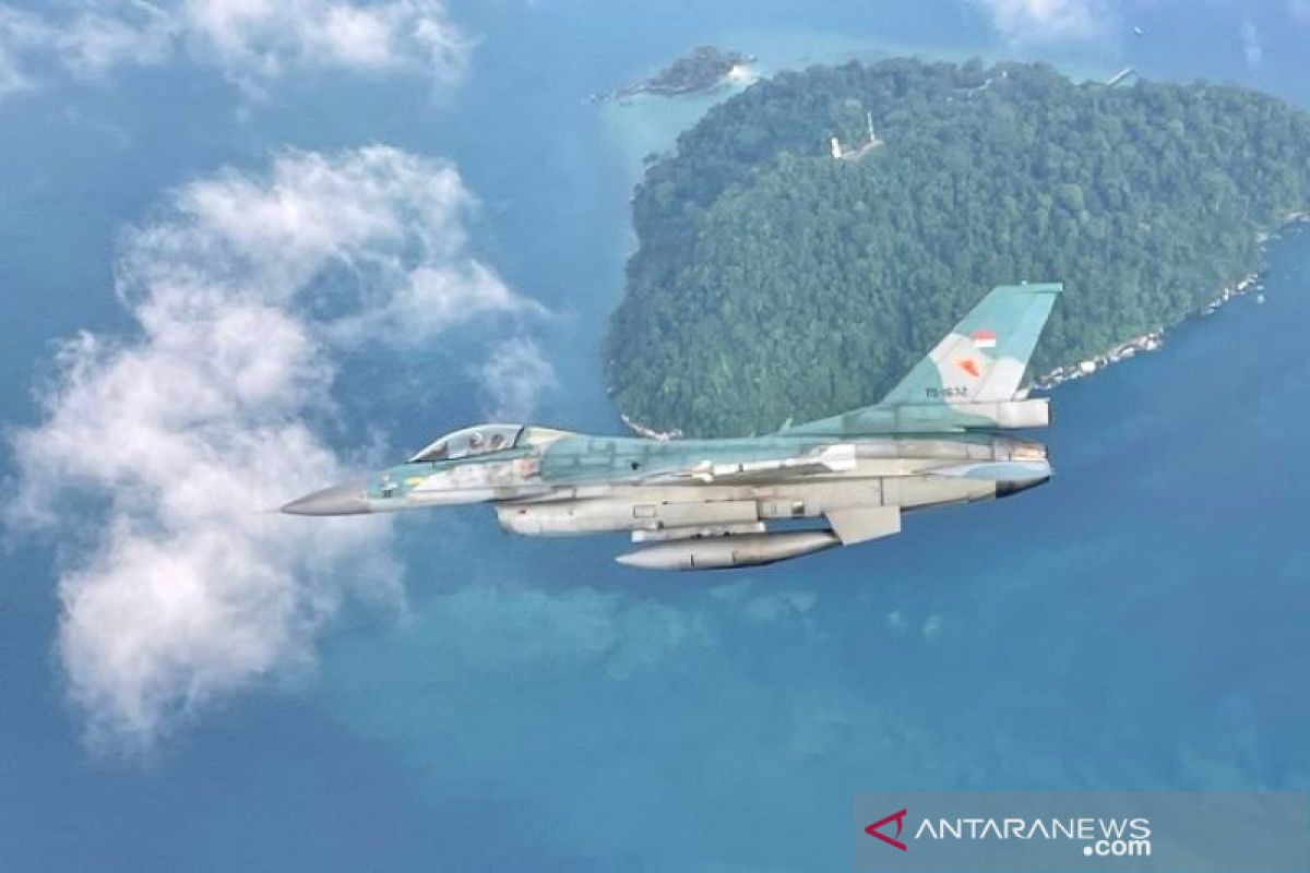 Pesawat Tempur F-16 patroli pulau terluar di Selat Malaka