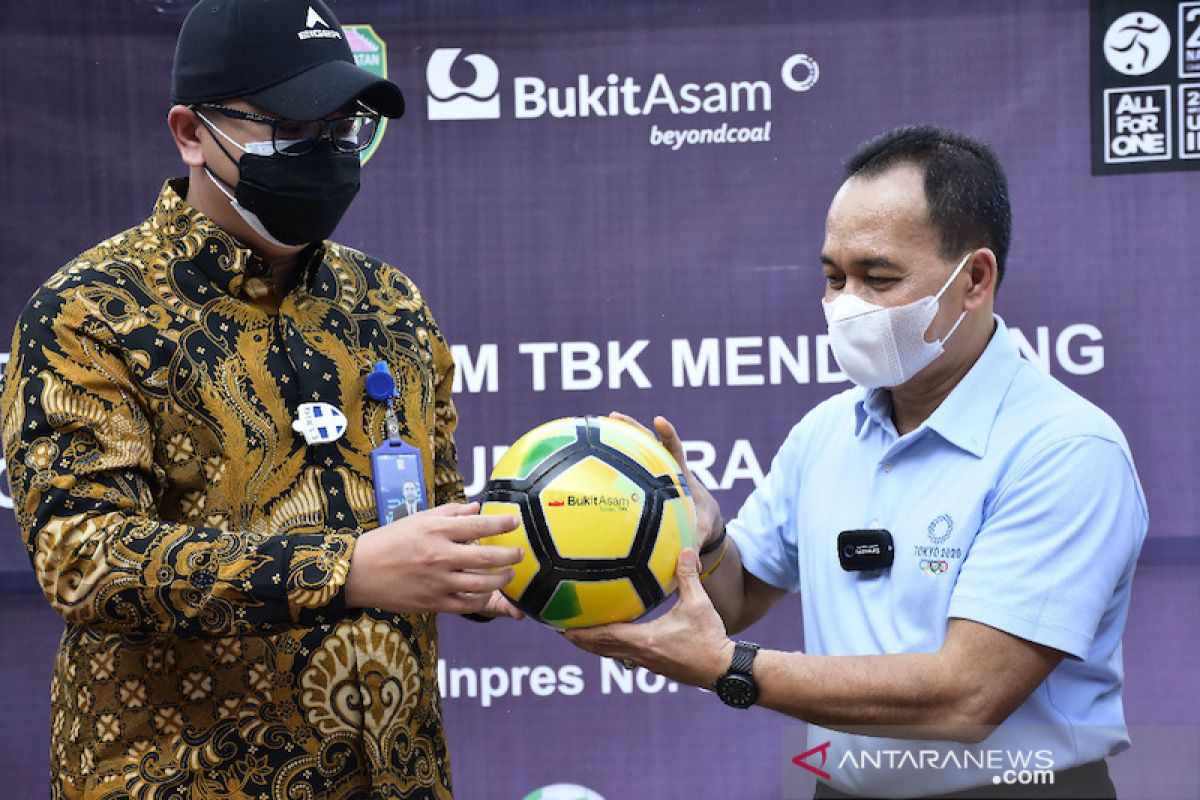 Bukit Asam sumbang 488 bola kaki dorong kemajuan olahraga Sumsel