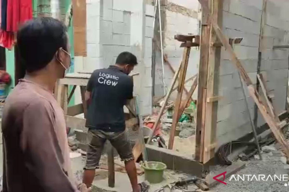 Kelurahan Ancol bedah rumah milik korban PHK saat pandemi