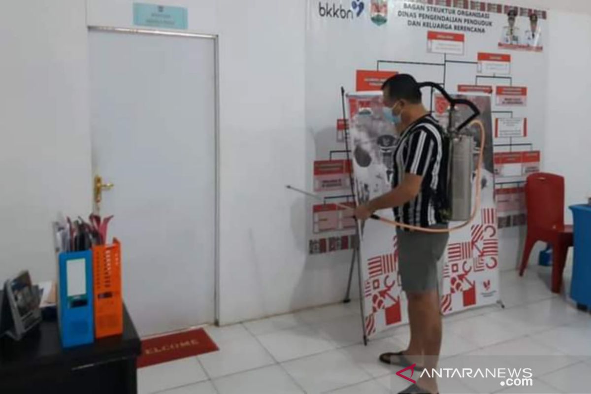 Satgas semprotkan disinfektan ke fasilitas publik di Kabupaten Minahasa Tenggara