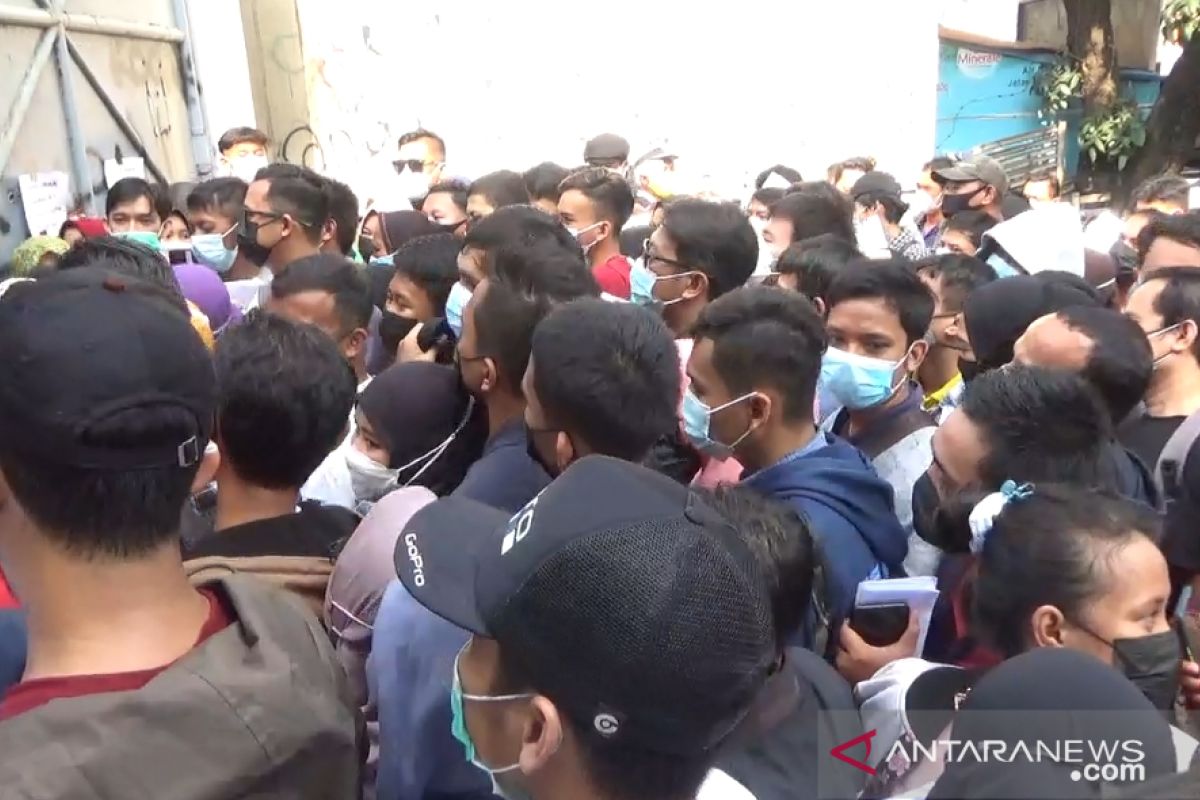 Polisi berhasil urai kerumunan di lokasi vaksinasi Stadion Karawang