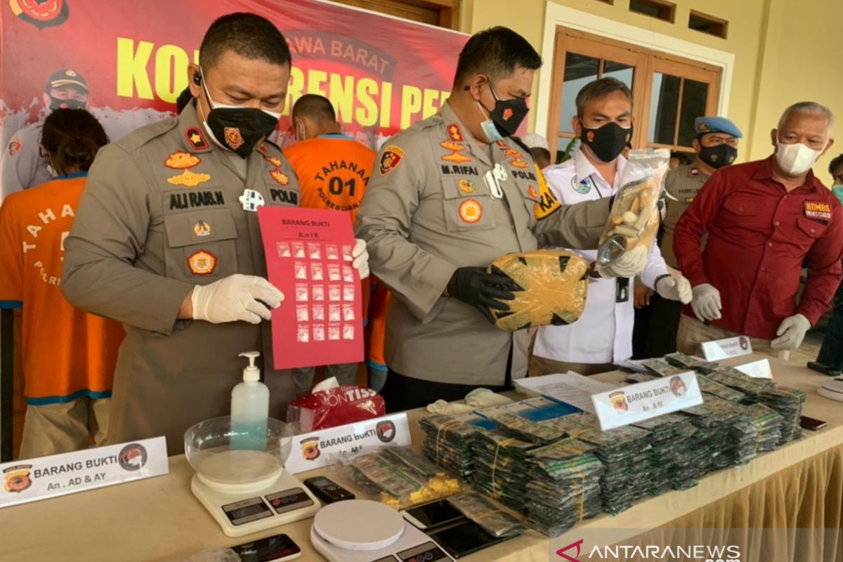 Polisi Cianjur tangkap bandar modus tempel sabu-sabu dalam angkot