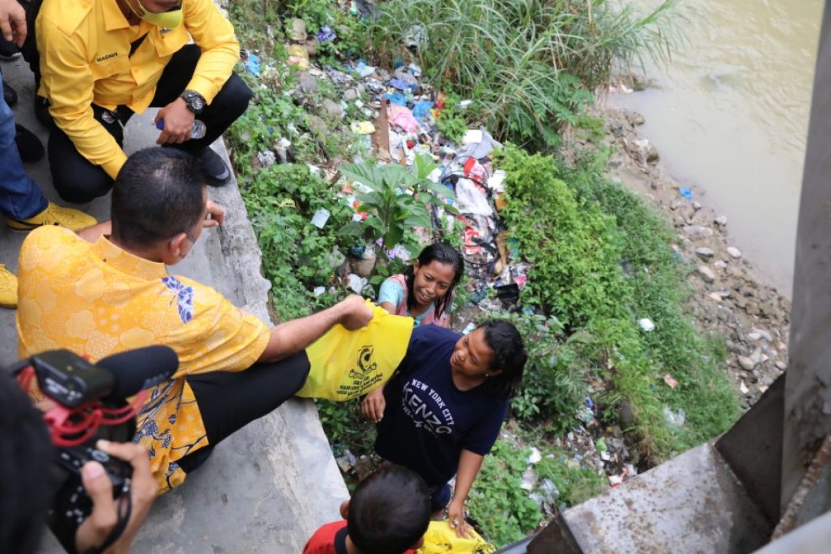 Musa Rajekshah salurkan batuan bagi masyarakat terdampak PPKM