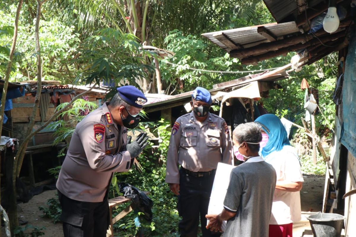 Ditpolair Polda Sumbar salurkan bantuan sosial pada masyarakat pesisir