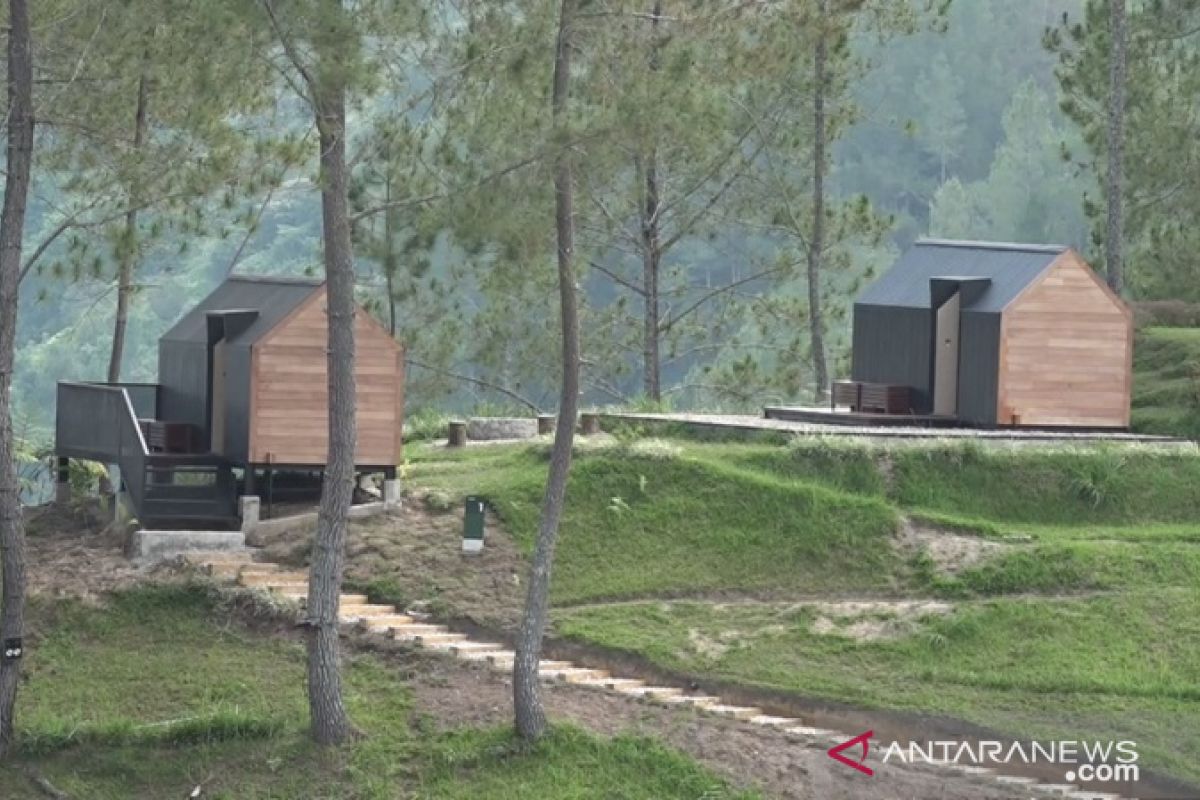 Eco-friendly capsule hotel in Lake Toba draws tourists