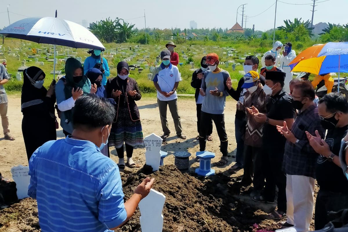 Putra mantan Wali Kota Surabaya  meninggal dunia karena COVID-19