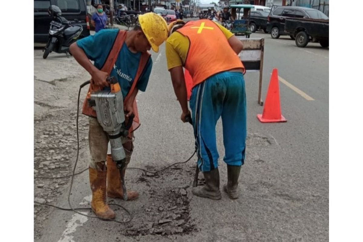 BBPJN tambal jalan rusak di Kepulauan Nias