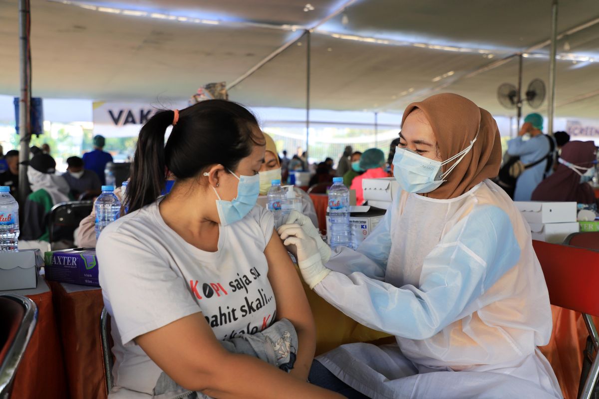 Belasan ribu warga ikuti vaksinasi massal dosis kedua AstraZeneca di Surabaya