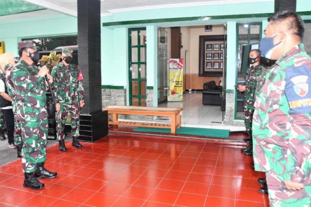 TNI commander distributes laptops to East Java's contact tracers