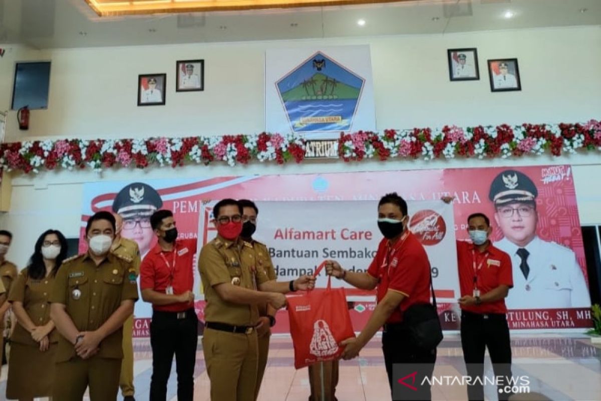 Alfamart Bagikan 20 Ribu Paket Sembako untuk Masyarakat Terdampak Covid