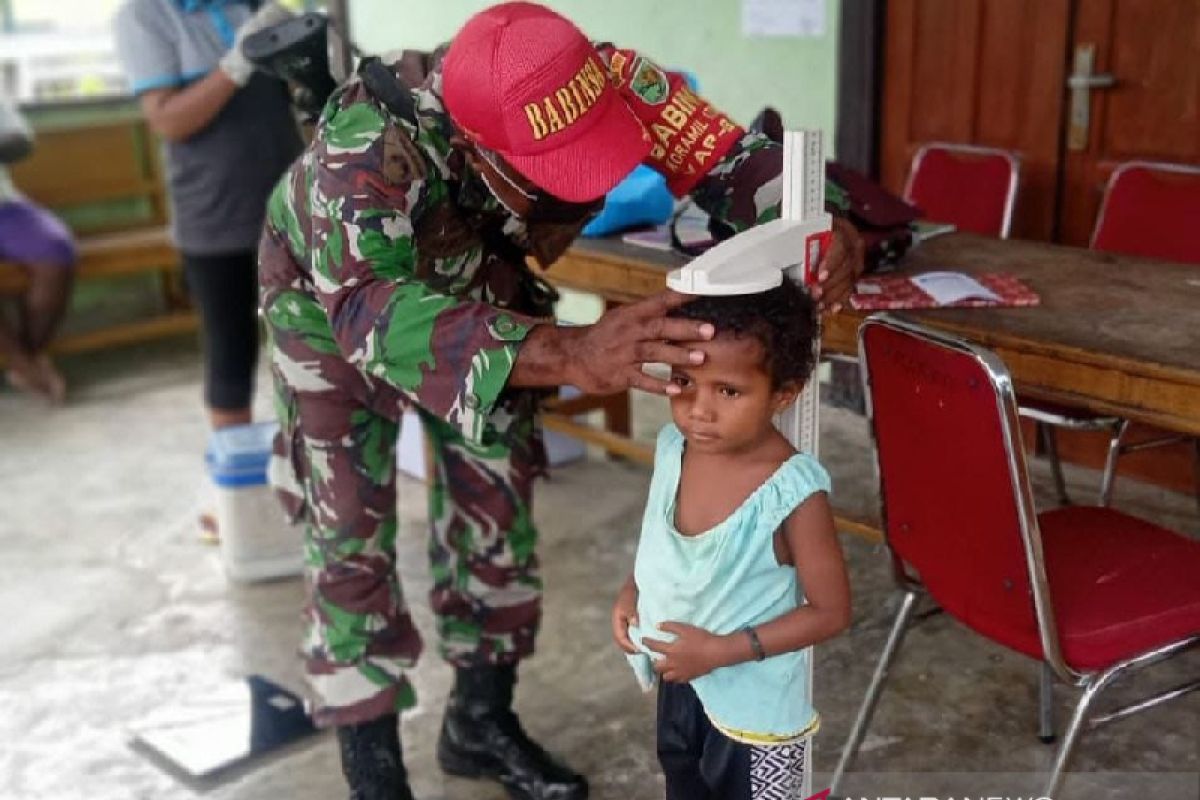 TNI-Puskesmas Wooi berikan layanan kesehatan warga kampung Karemoni