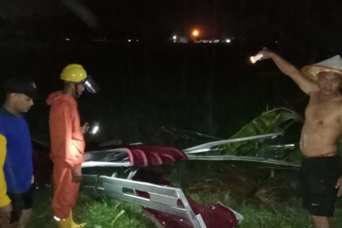 Sembilan rumah di Padang Pariaman rusak karena angin puting beliung