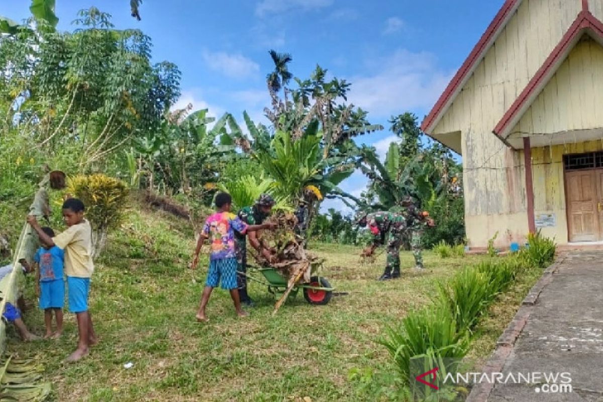 Satgas TNI bersama warga bersihkan gereja di perbatasan