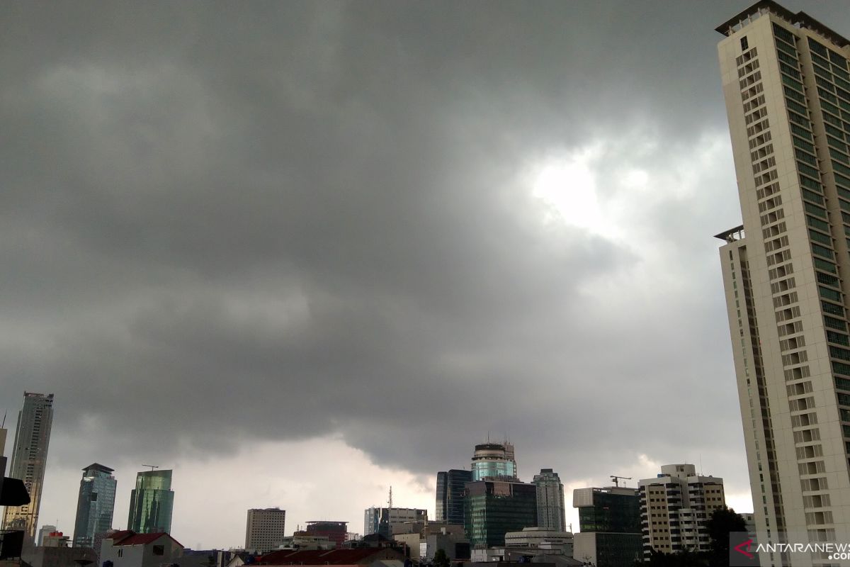 Waspadai potensi hujan-petir di beberapa wilayah Jakarta pada Senin