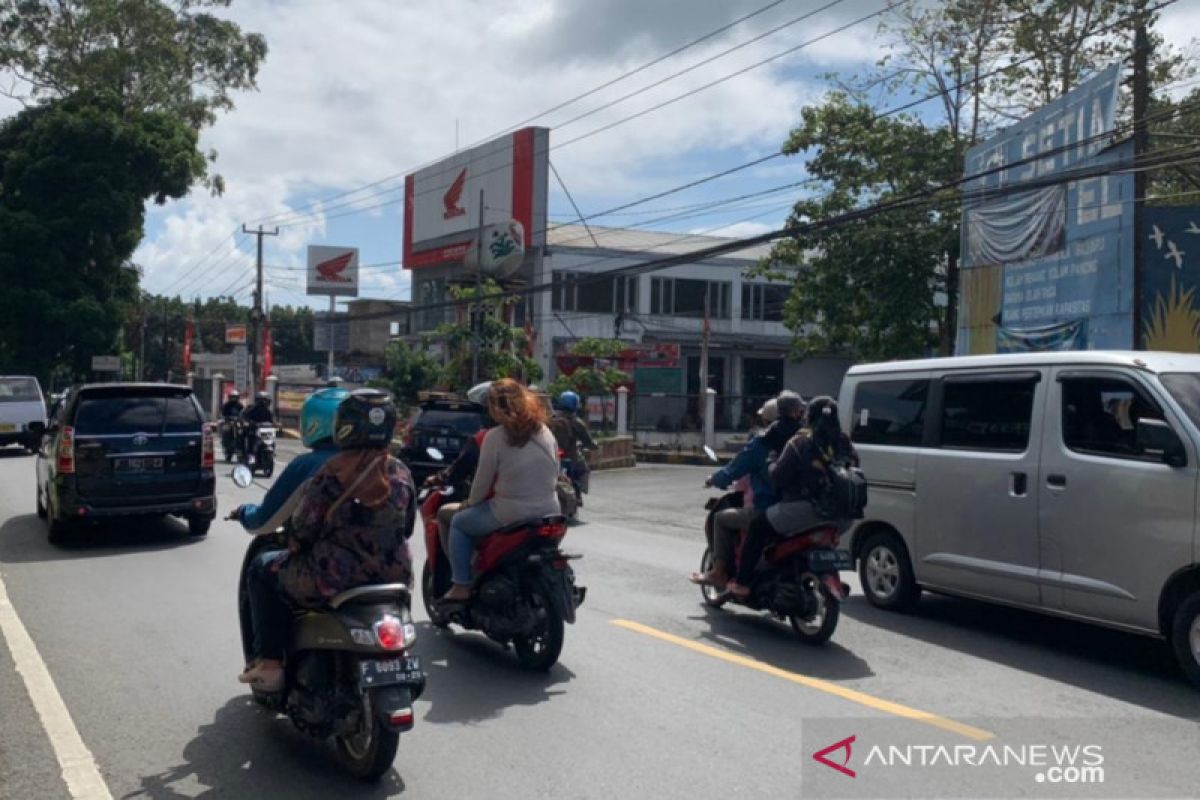 Jalur Puncak-Cianjur padat dilalui kendaran hingga malam