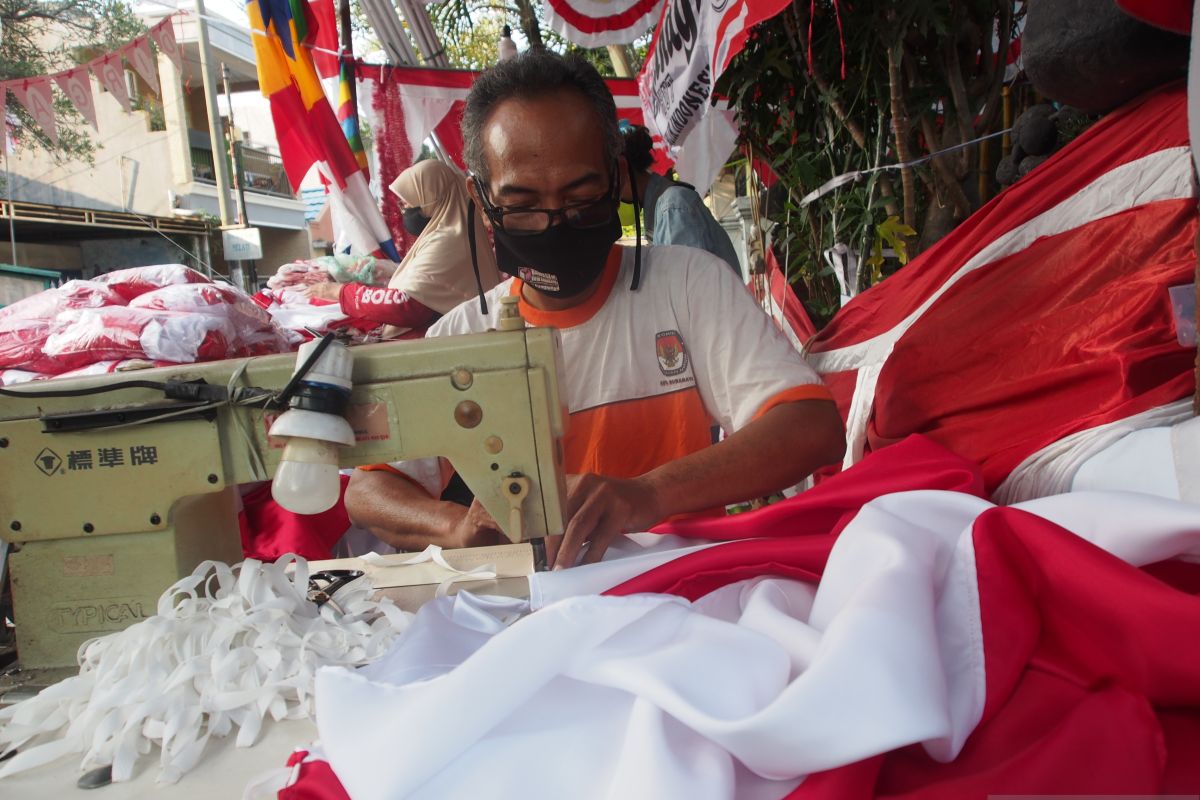 Mendulang rupiah dari sang saka merah putih