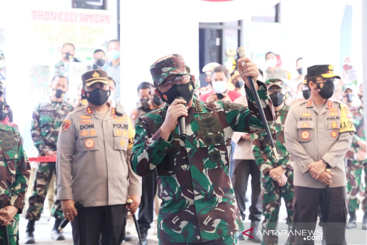 Panglima TNI berikan arahan terkait penerapan Silacak dan Inarisk aplikasi pelacak COVID-19 di Madiun