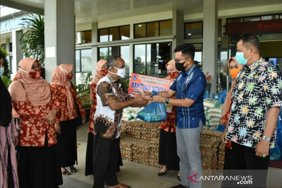 DWP Payakumbuh berikan bantuan sembako pada ASN, THL dan masyarakat kurang mampu