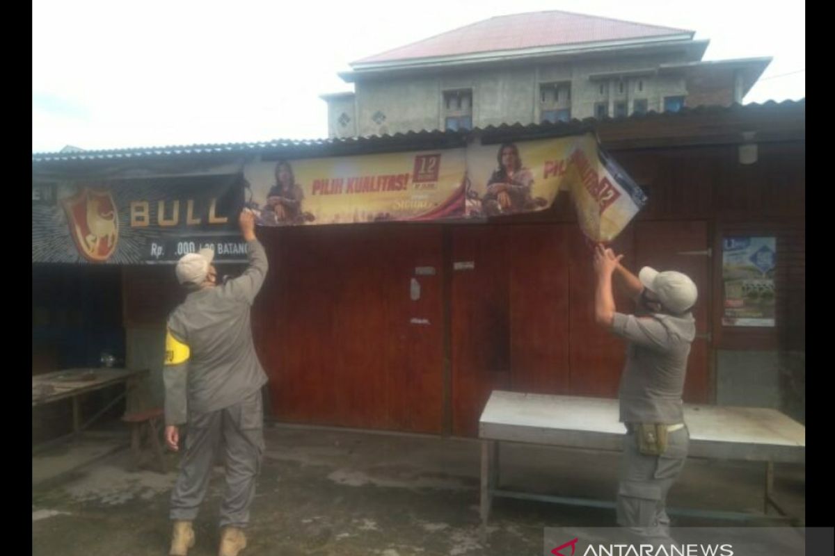 Satpol PP Payakumbuh tertibkan spanduk rokok di warung dan fasilitas umum