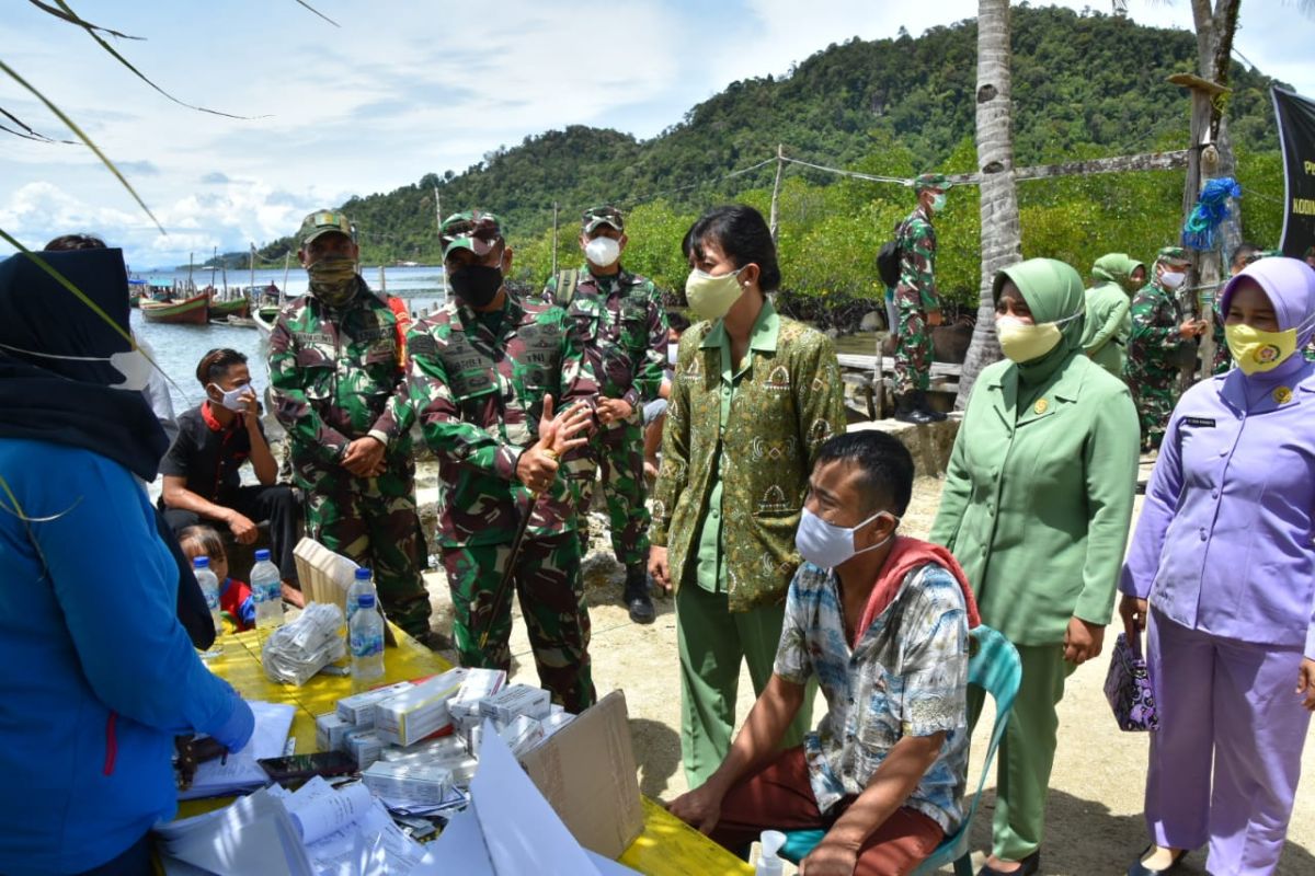 Danrem tinjau vaksinasi massal di pulau terpencil, sekaligus serahkan bantuan