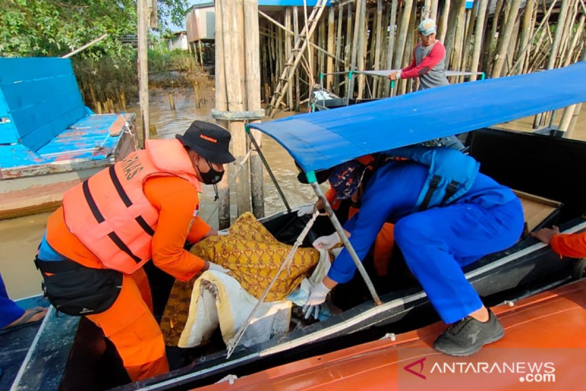 Balita tiga hari tenggelam ditemukan meninggal di semak tepian sungai