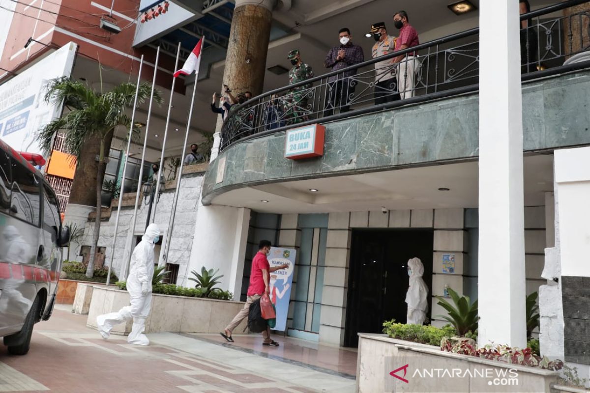 Wali Kota Medan saksikan pasien pertama masuk isolasi di eks Hotel Soechi