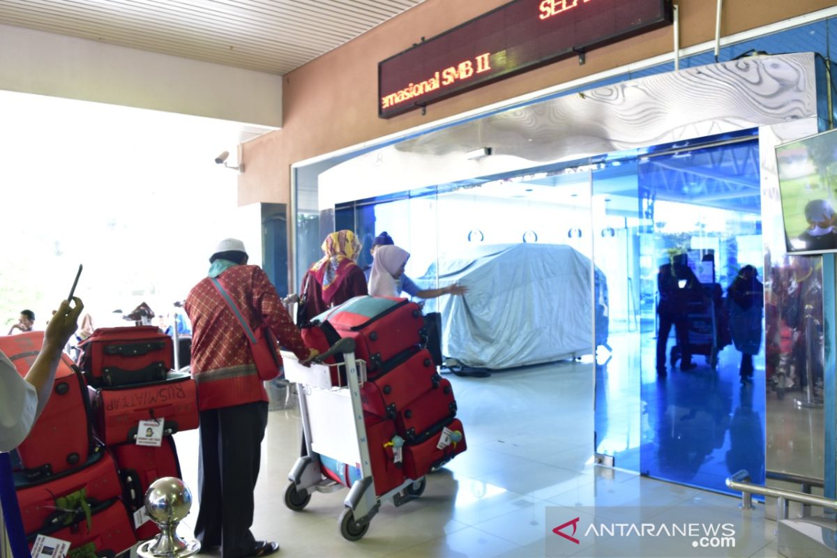 Calon penumpang di Bandara SMB II wajib  unduh aplikasi PeduliLindungi