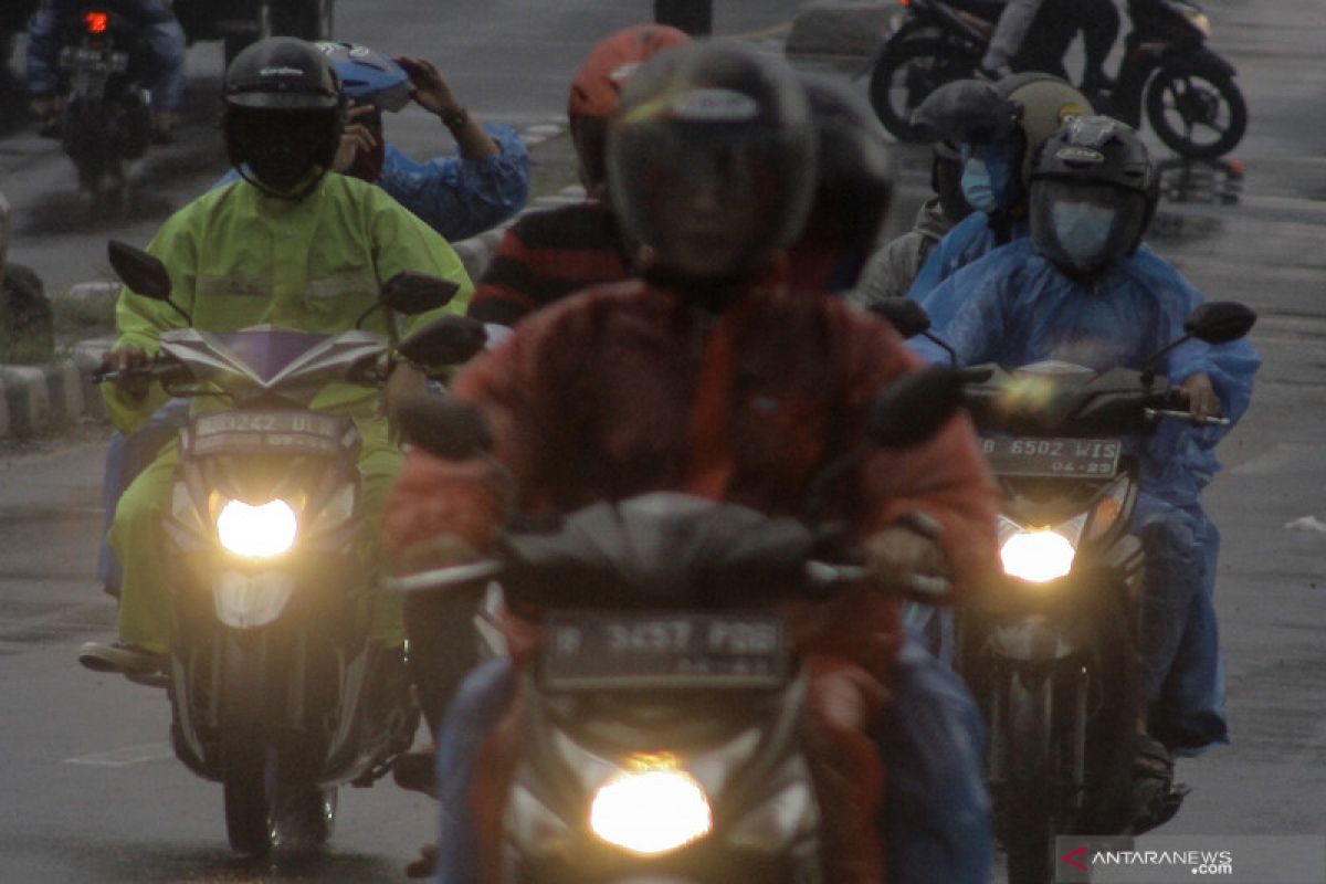 BMKG ingatkan sejumlah provinsi berpotensi hujan lebat dan angin kencang pada Rabu