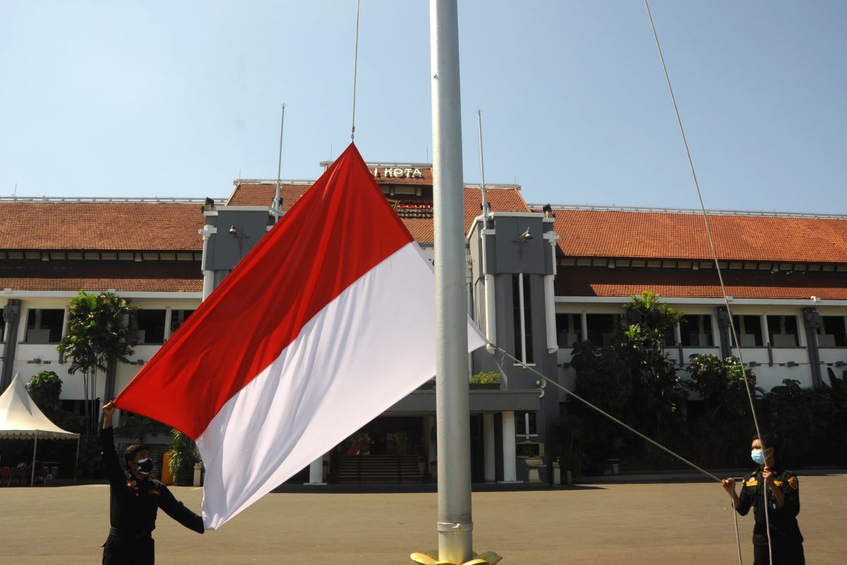 Warga Surabaya kibarkan Bendera Merah Putih selama Agustus