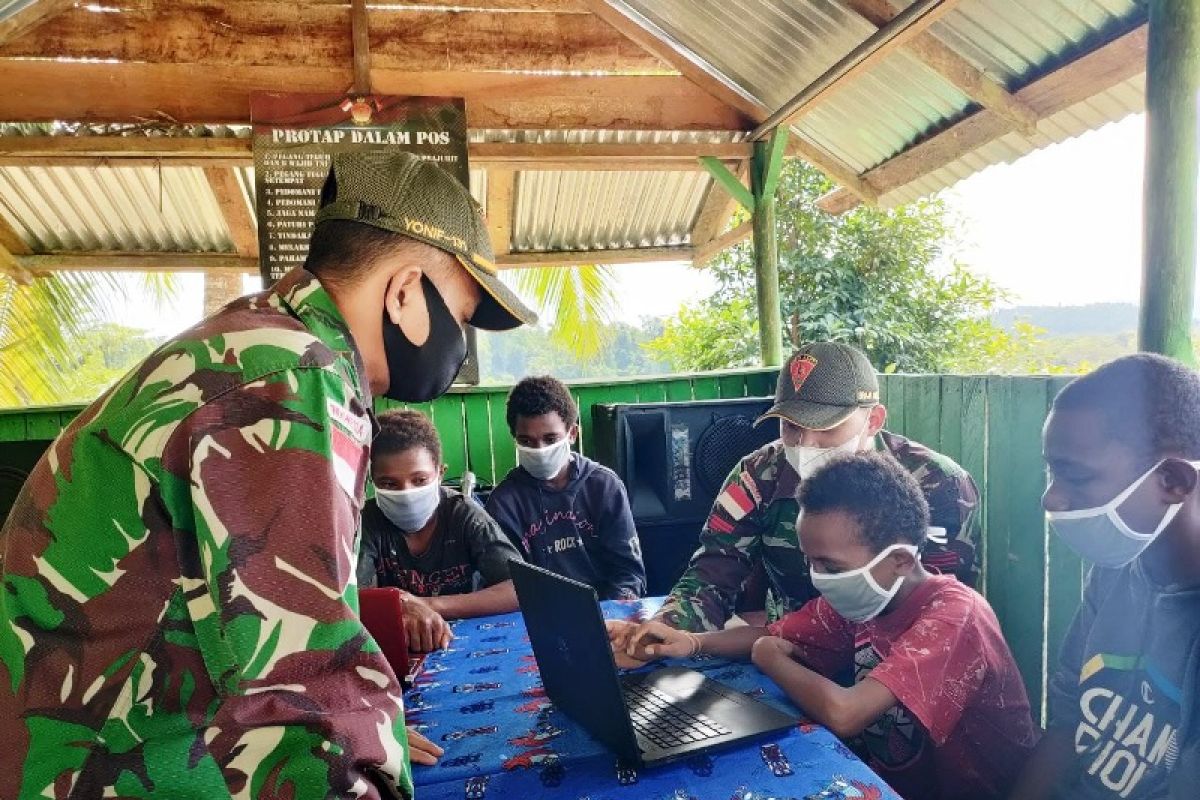 Satgas TNI ajarkan ilmu komputer kepada siswa di perbatasan RI-PNG