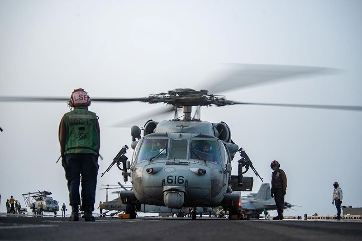 Helikopter Angkatan Laut Amerika Serikat jatuh ke laut