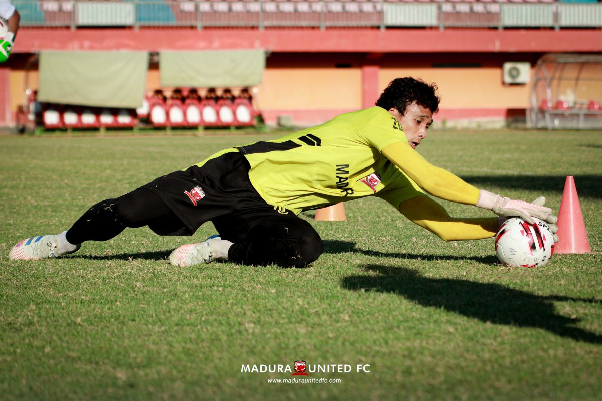 Kiper Madura United sibuk jadi pemateri seminar selama libur latihan