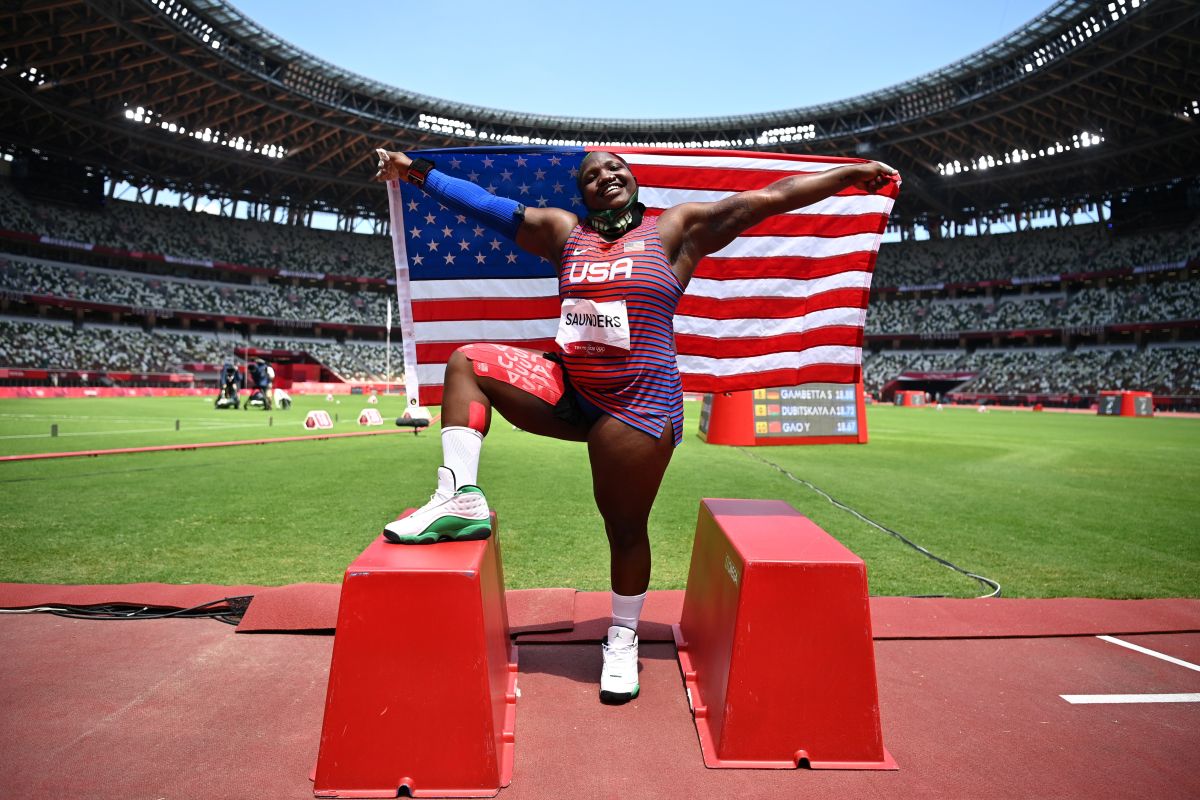 Olimpiade Tokyo - Atlet tolak peluru AS lakukan gerakan protes di podium medali