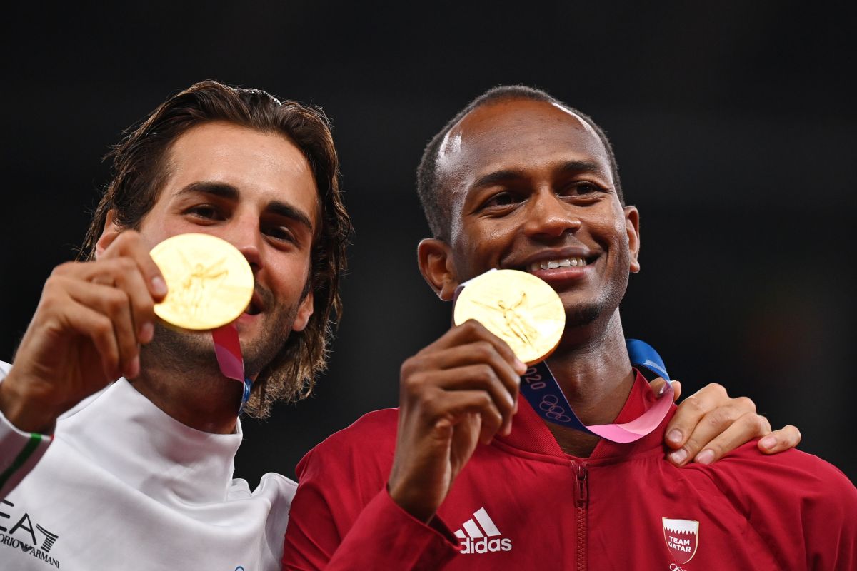 Berteman baik, atlet Qatar dan Italia berbagi medali emas lompat tinggi